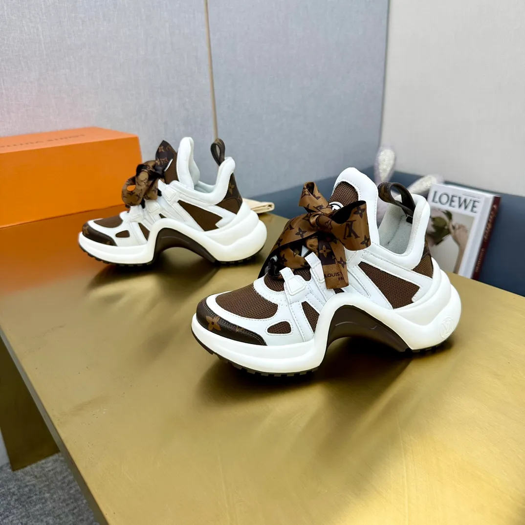 👟👟Ex-factory price 760👟👟LV donkey brand casual sports dad shoes. The bold and avant-garde design➕the distinctive wavy outsole is charming in the entire fashion circle. It is synonymous with new trends and trends. It is to be called the coolest casual sports shoe in history. Whoever wears it will become the most handsome person who turns heads. The height of the heel is about 5.5cm, and the heel is about 8mm.  🌸Imported fabrics🐂leather➕Imported🐐leather➕Imported T👟👟Ex-factory price U splicing 🌸Inner lining imported mesh fabric➕Cowhide lining Outsole vacuum foaming and T👟👟Ex-factory price U combination 🌸 Size women's size 35-41
